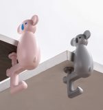 かわいいクマ型デスクフック 高耐荷重・穴あけ不要 バッグハンガー 省スペース収納 - 画像 (6)