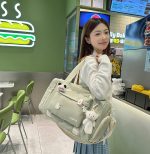 くまチャーム付きボストンバッグ かわいい女子向け 大容量 軽量 シューズ収納付き 通学 旅行 - 画像 (10)