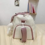 くまチャーム付きボストンバッグ かわいい女子向け 大容量 軽量 シューズ収納付き 通学 旅行 - 画像 (6)