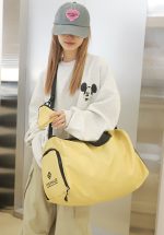 シンプルスポーツショルダーバッグ 大容量 軽量 シューズ収納 撥水ポケット付き ジムバッグ - 画像 (8)