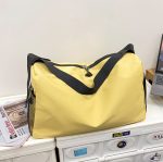 シンプルスポーツショルダーバッグ 大容量 軽量 シューズ収納 撥水ポケット付き ジムバッグ - 画像 (3)