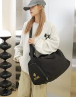 シンプルスポーツショルダーバッグ 大容量 軽量 シューズ収納 撥水ポケット付き ジムバッグ - 画像 (7)