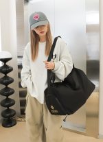 シンプルスポーツショルダーバッグ 大容量 軽量 シューズ収納 撥水ポケット付き ジムバッグ - 画像 (9)